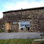 Rural Getaway With A View - Old Spout Barn *