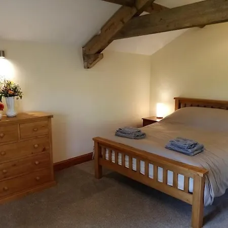 Rural Getaway With A View - Old Spout Barn