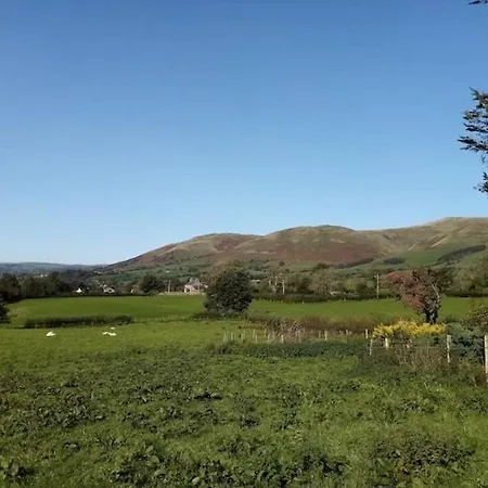 Rural Getaway With A View - Old Spout Barn Ferienhaus *